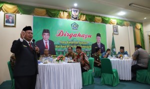 Kakanwil Kemenag Kepri, Dr. Drs. H. Mukhlisuddin, SH, MA, memberikan sambutan saat acara temu tokoh agama, pensiunan dan syukuran di Aula Kanwil Kemenag Kepri di Tanjungpinang, Jumat (3/1/2020). (istimewa) Kakanwil Kemenag Kepri, Dr. Drs. H. Mukhlisuddin, SH, MA, memberikan sambutan saat acara temu tokoh agama, pensiunan dan syukuran di Aula Kanwil Kemenag Kepri di Tanjungpinang, Jumat (3/1/2020). (istimewa)